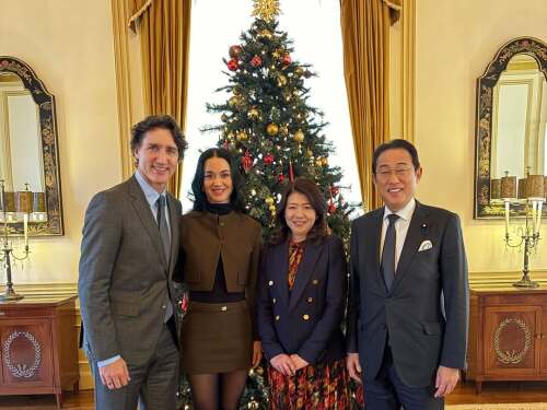 Katy Perry e ex-primeiro-ministro do Canadá aparecem juntos em foto oficial