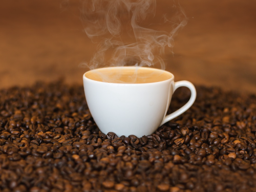 Beber uma xícara de café por dia reduz risco de arritmia cardíaca, revela estudo