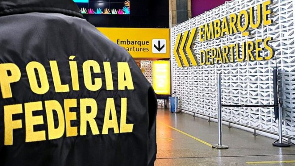 Agente da polícia federal em aeroporto