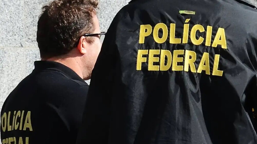 Foto mostra agentes da Polícia Federal