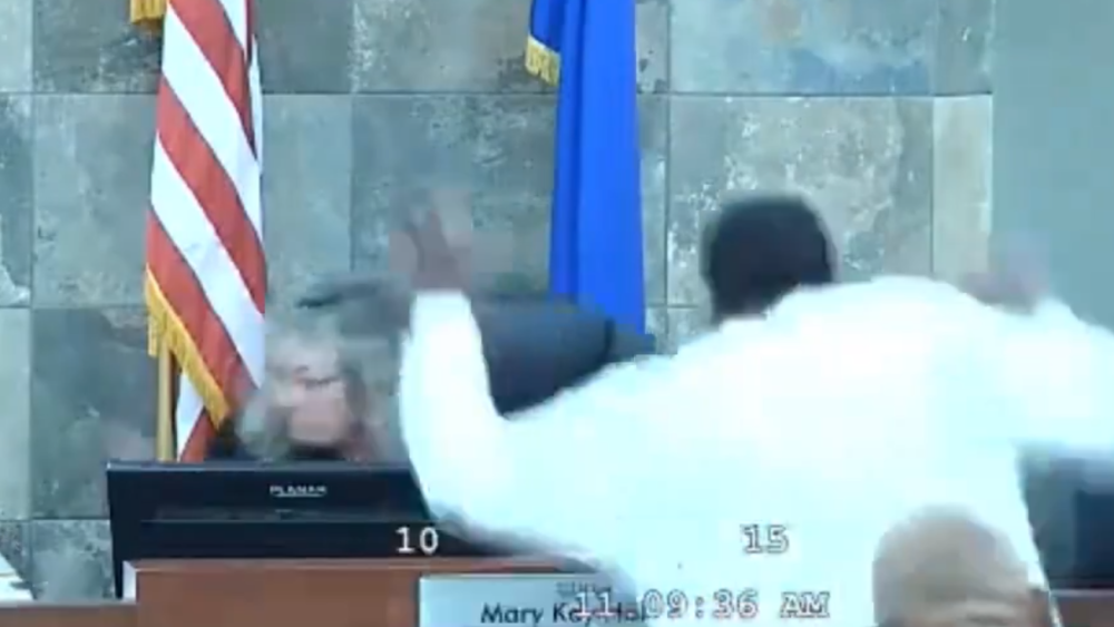 Vídeo: juíza é agredida em corte dos EUA enquanto lia sentença de condenado por agressão - Rádio Itatiaia