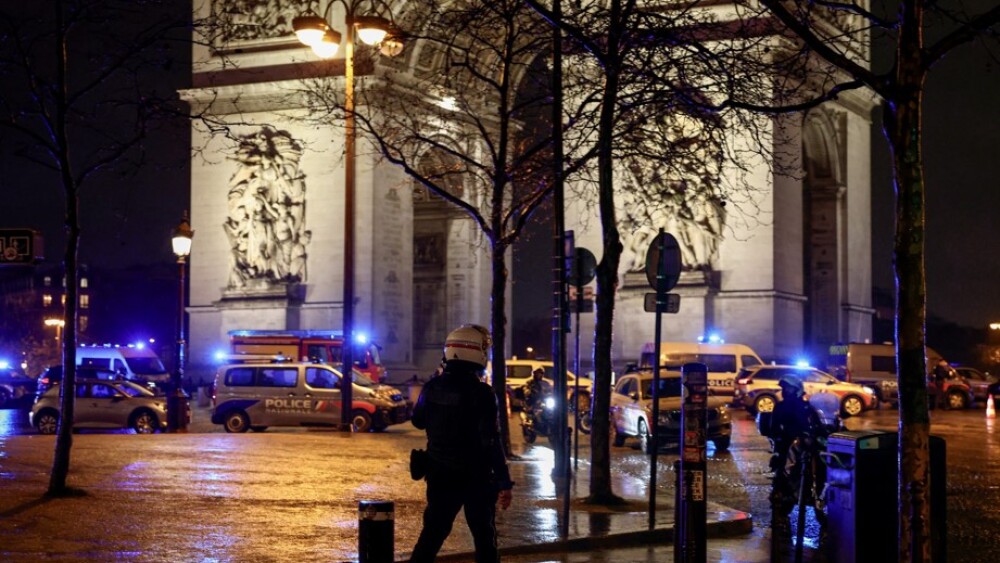 Polícia francesa mata homem armado com faca no Arco do Triunfo, em Paris