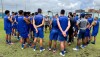 Atletas do Confiança conversam com o técnico Luizinho Vieira durante treino