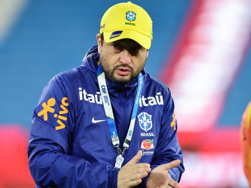 Arthur Elias durante treino da Seleção Brasileira