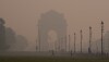 Pedestres caminham em um parque perto do Portão da Índia em meio à neblina em Nova Délhi, Índia, em 22 de outubro de 2025. Uma densa neblina cobriu a cidade dois dias após as celebrações de Diwali, com o índice de qualidade do ar de Délhi caindo para 345 às 5h30, classificando-a na categoria "muito ruim"