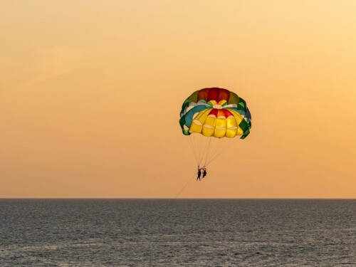 Dupla de paraquedistas, incluindo brasileira, morre após colisão durante salto