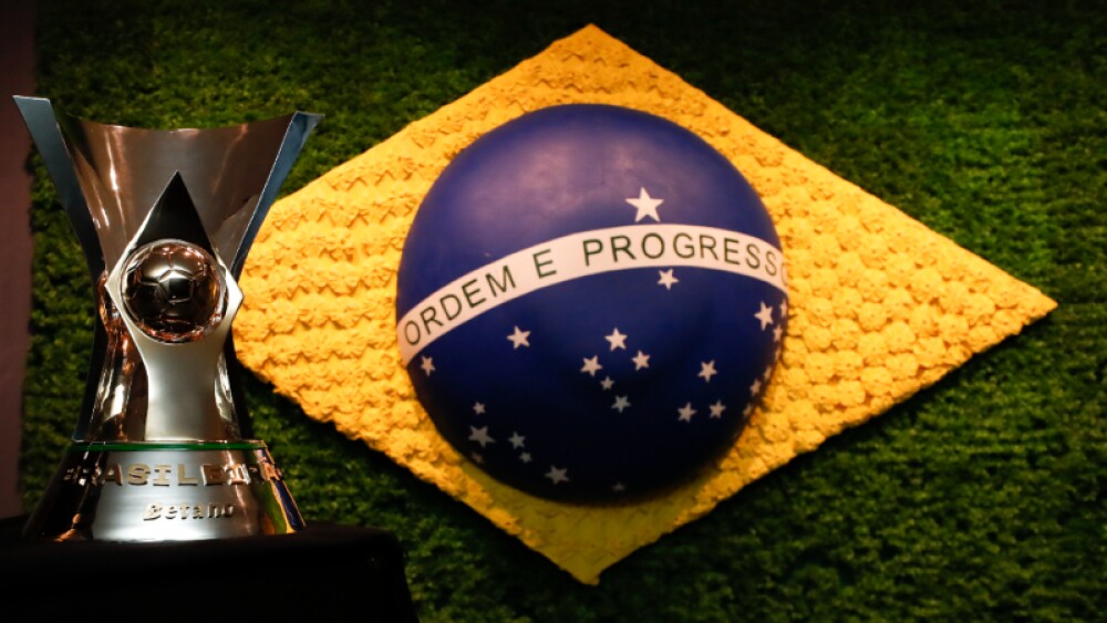 Troféu do Campeonato Brasileiro, com a bandeira do Brasil ao fundo