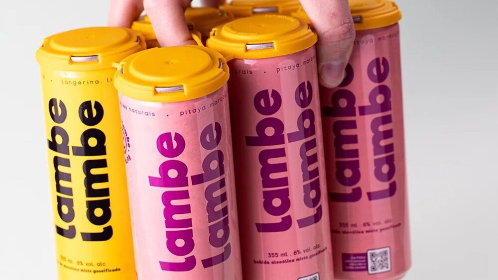 Foto mostra latas da bebida Lambe Lambe
