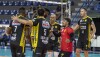Jogadores do Praia Clube comemoram ponto em jogo diante do São José