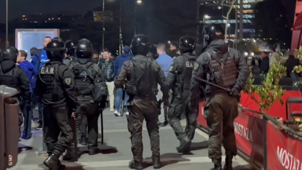 Policiais tiraram torcedores da porta do hotel em que elenco do Cruzeiro está hospedado na Argentina