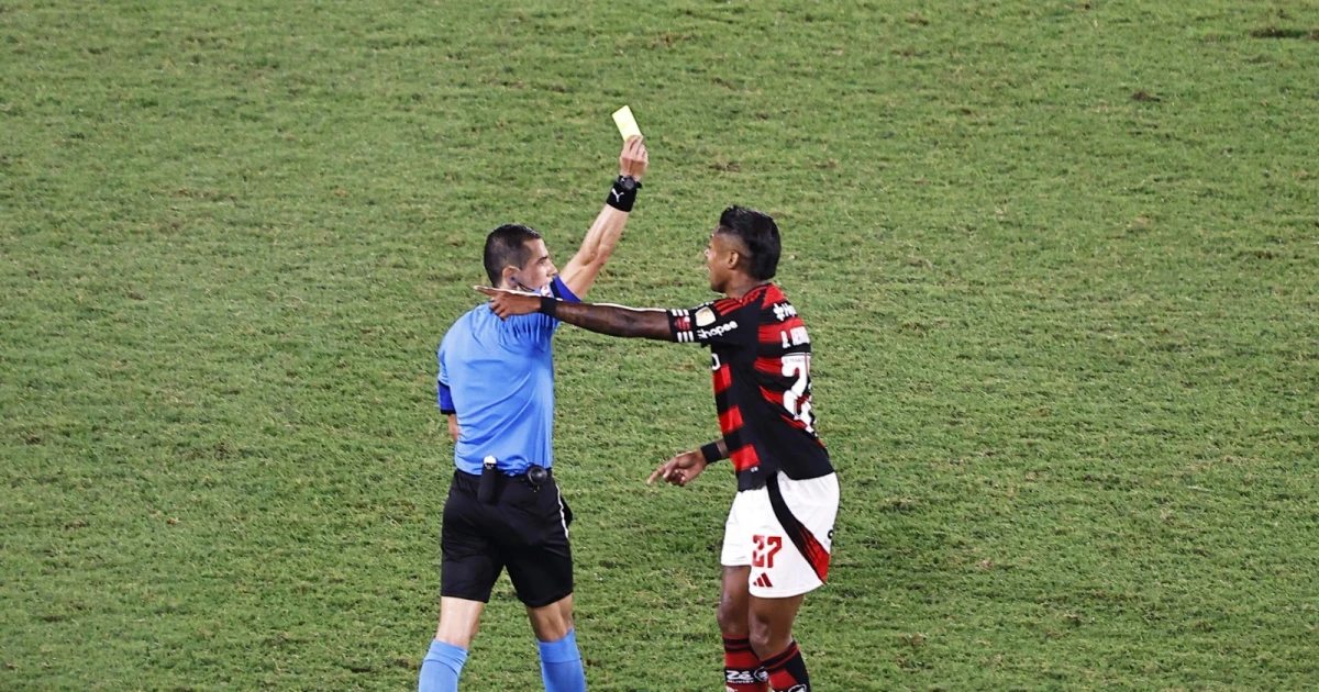 Bruno Henrique acusa árbitro de "orientar" banco do Estudiantes: Tensão em campo!