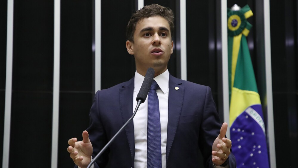 De terno e gravata, Nikolas Ferreira discursa na Câmara dos Deputados