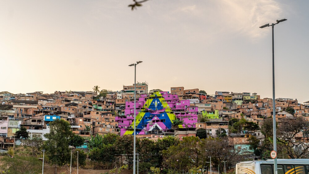 2ª edição do MAMU; mural visível da Avenida Antônio Carlos, pintado pela artista Criola, um dos maiores nomes do graffiti no Brasil