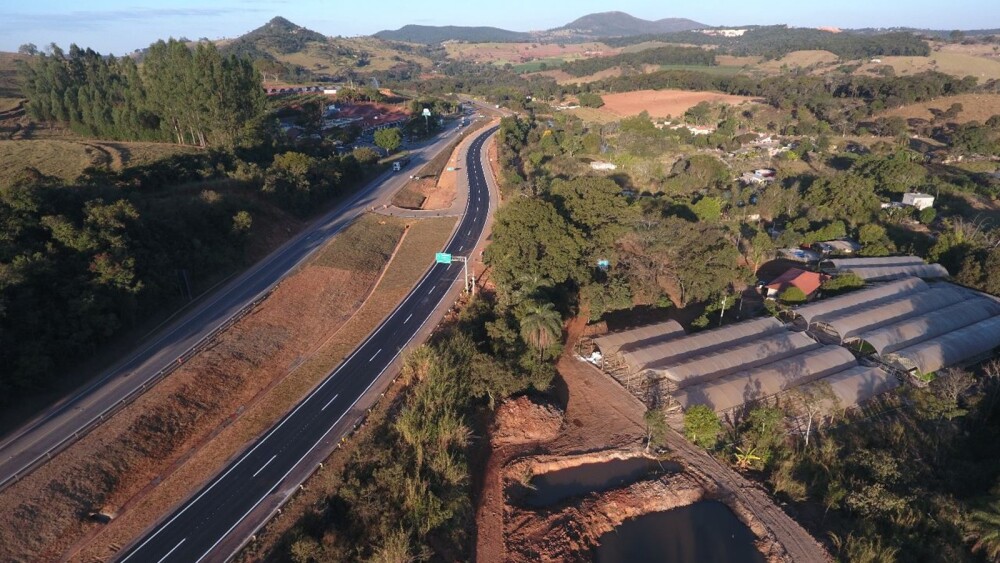 Foto mostra trecho da BR-262 em Minas Gerais