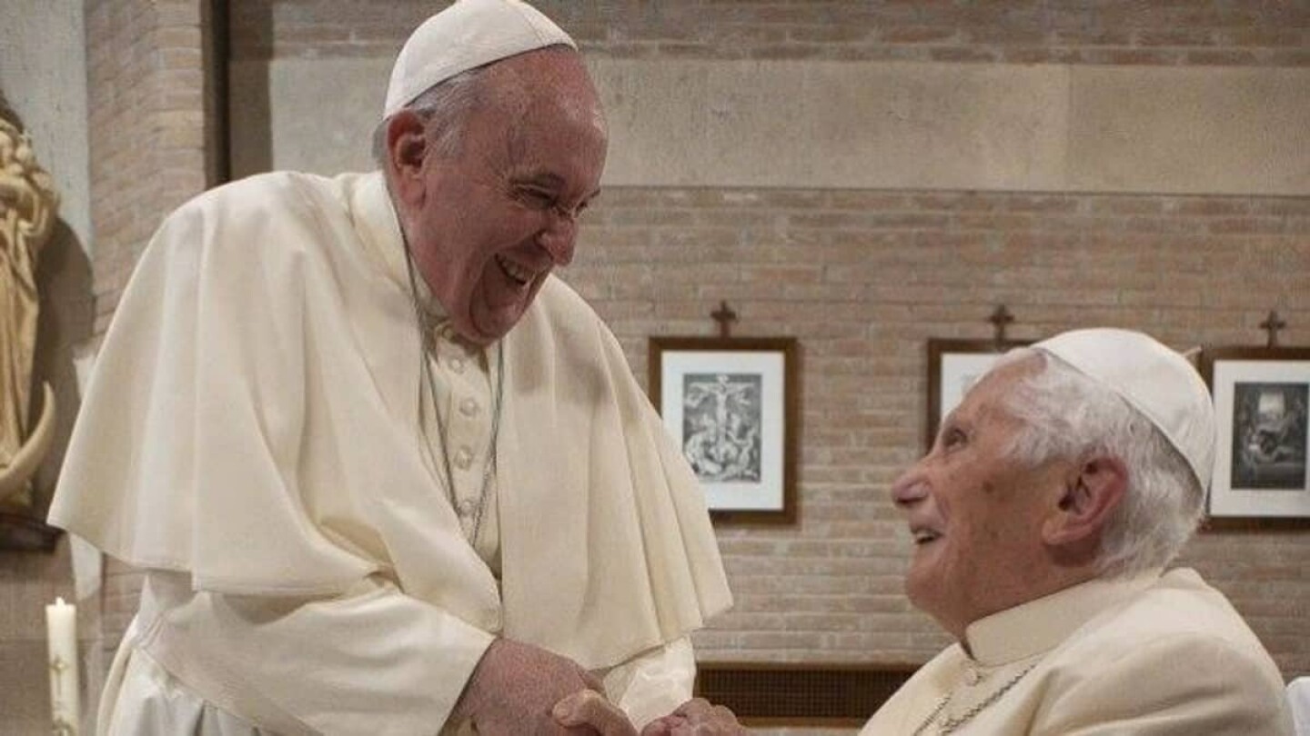 Pope Francis attacks the former aide to Benedict XVI Pope Francis attacks the former aide to Benedict XVI