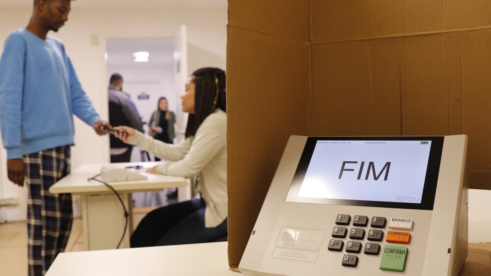 Cabina de votação com a nova urna modelo UE2020