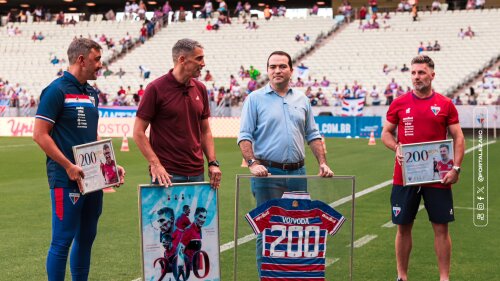 Nahuel Martinez, Vojvoda, Marcelo Paz e Gaston Liendo em homanagem pelos 200 jogos do treinador no Fortaleza