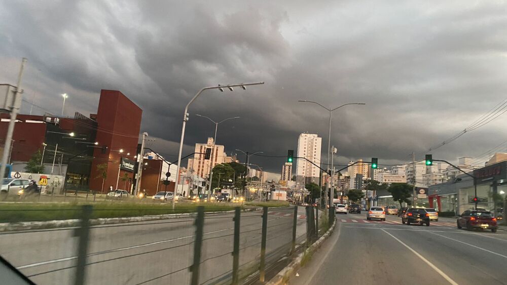 céu nublado na avenida cristiano machado, em belo horizonte