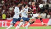 Arrascaeta, do Flamengo, e Sosa, do Racing, disputam bola durante o primeiro jogo da semifinal da Libertadores