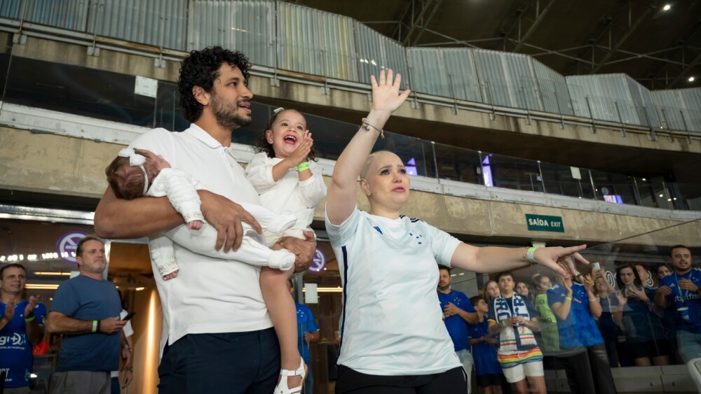 Léo, as filhas e a esposa Camila foram aplaudidos de pé no Mineirão