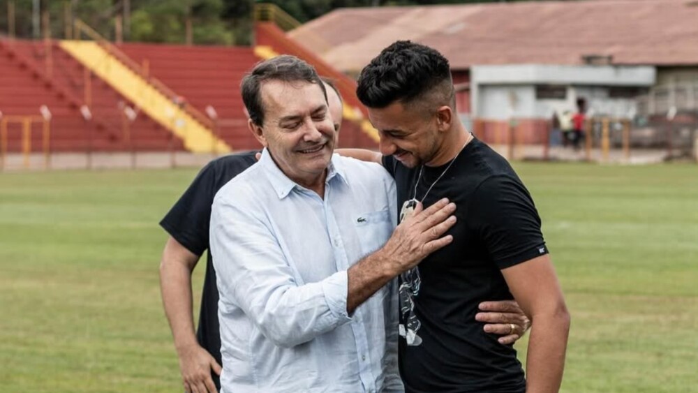 Pedro Lourenço ao lado de Renan Oliveira, meio-campista do Valeriodoce