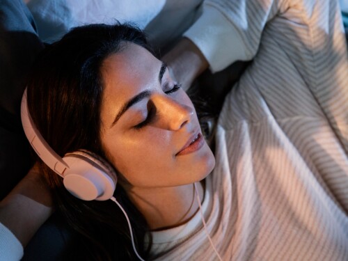 Música ajuda a dormir melhor? Ciência mostra que sons suaves ajudam a combater a insônia